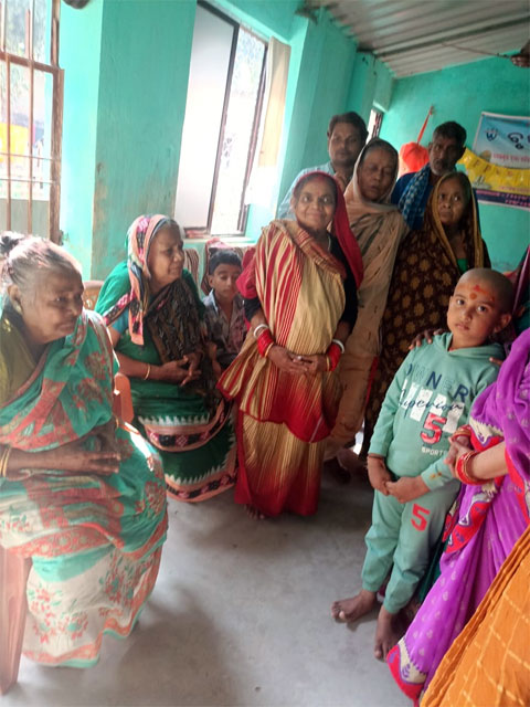 Elders sitting together and socializing at Utsarga Brudhasram